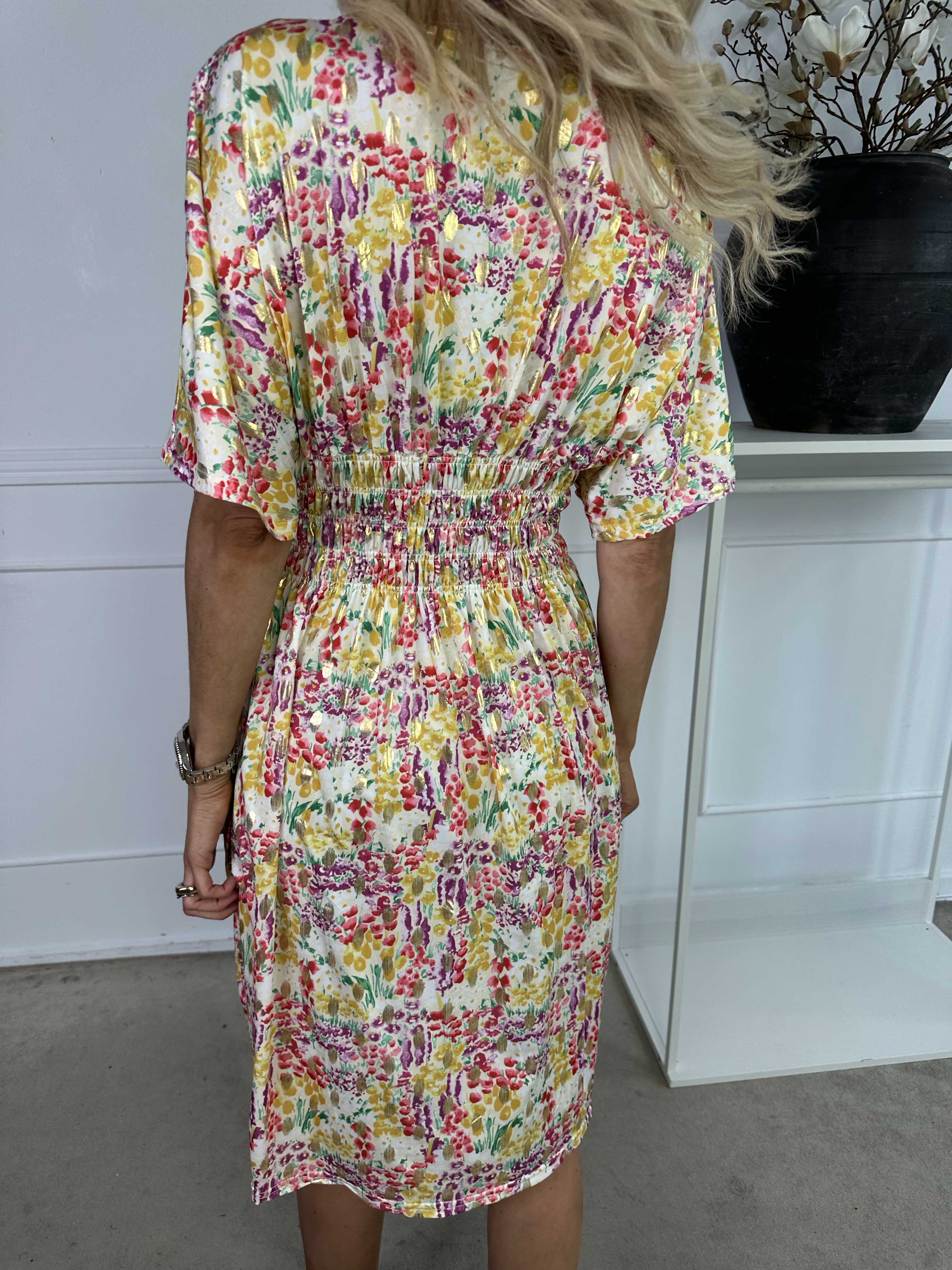 Pams Multi Flower Short - Elastisk klänning i blommigt tryck med gulddetaljer